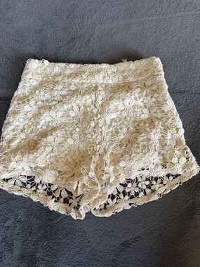 Lace Overlay Women's Shorts - Cream